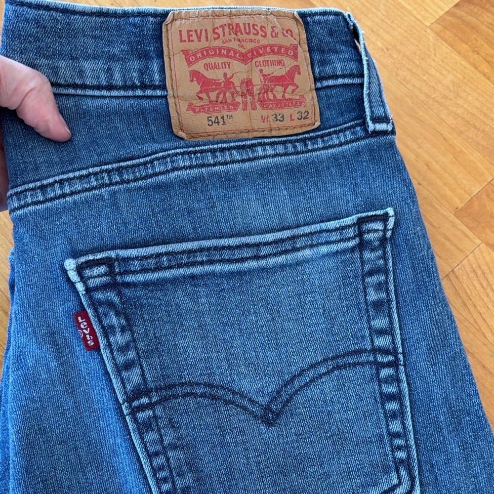 Like new!!!  Levi's 541. Size 33x32
